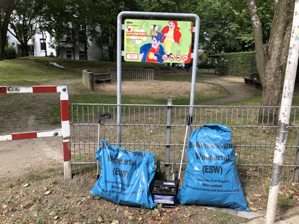 Viele Verpackungsabfälle, Zigarettenkippen, Glasscherben